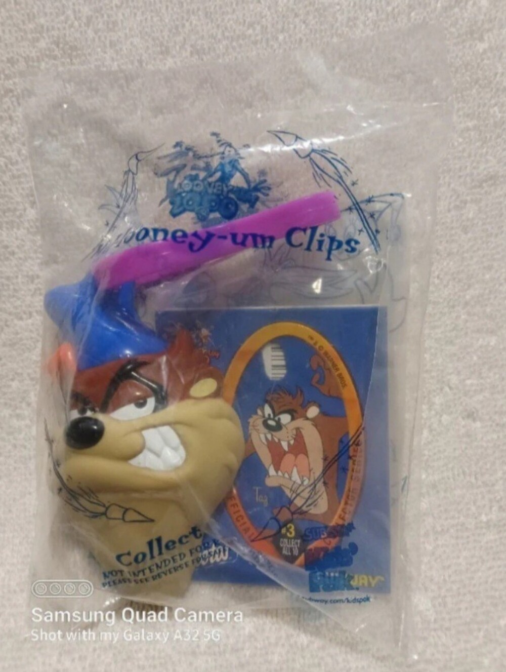 Vintage Looney tunes Subway & Cheetos mil-Looney-um clip hook